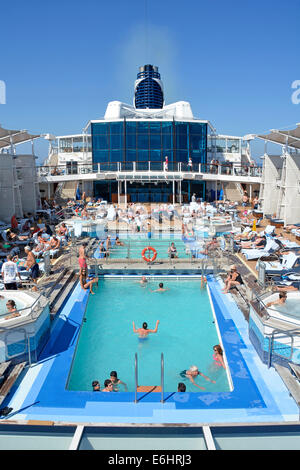 Die Menschen auf Kreuzfahrtschiffen sind voll befahrene Schwimmbäder und Jacuzzis' entspannender beliebter Sonnendeck Urlaub Kreuzfahrt Lebensstil auf Mittelmeer Europa Stockfoto