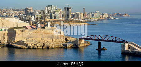 Fort St. Elmo & Brücke aus das Meer am Eingang zu den Grand Harbour mit modernen Hochhaus Entwicklung jenseits Stockfoto