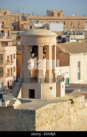 Die Belagerung Glockenturm Denkmal an den Wänden mit Blick auf den Grand Harbour von Valletta Malta Kreuzfahrtschiff gesehen Stockfoto