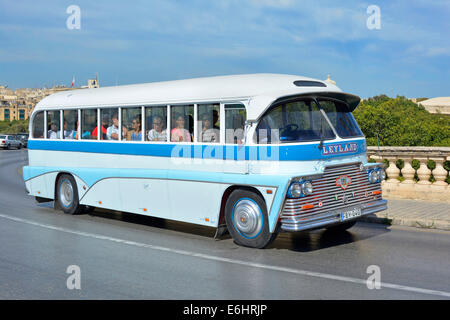 Touristen in einem alten maltesischen Leyland Bus auf einer Sightseeing Tour in Valletta Malta Europa Stockfoto