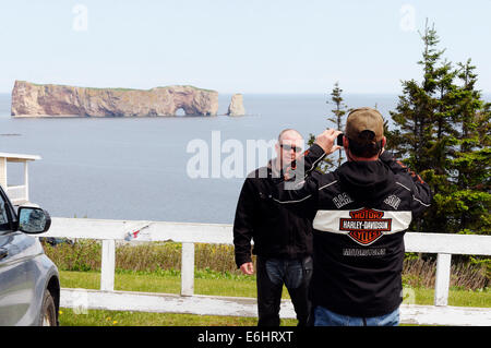 Ein Biker Aufnahmen seines Freundes und der Rocher Percé in Gaspesie, Quebec Stockfoto
