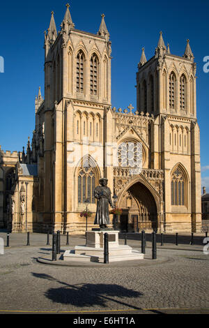 Rajah Rammohun Roy Statue unterhalb der Kathedrale-Kirche der Heiligen und ungeteilten Dreifaltigkeit, Bristol, England Stockfoto