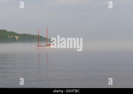 Ein zwei Masten Segelschiff im Nebel Stockfoto