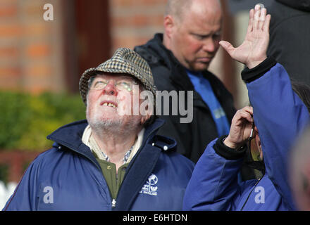 Richard Attenborough hält ein wachsames Auge auf Filiming in Nord-Belfast, Nordirland, 20. April 2006. Stockfoto