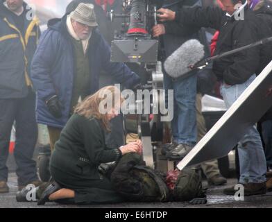 Sir Richard Attenborough wacht über Schauspielerin Shirley MacLaine, während Filiming in Nord-Belfast, Nordirland, 20. April 2006 Stockfoto