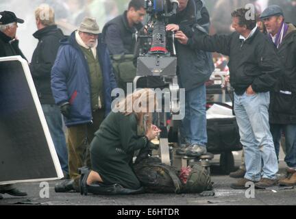 Sir Richard Attenborough wacht über Schauspielerin Shirley MacLaine, während Filiming in Nord-Belfast, Nordirland, 20. April 2006 Stockfoto