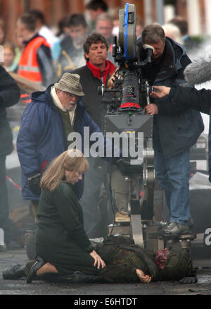 Sir Richard Attenborough wacht über Schauspielerin Shirley MacLaine, während Filiming in Nord-Belfast, Nordirland, 20. April 2006 Stockfoto