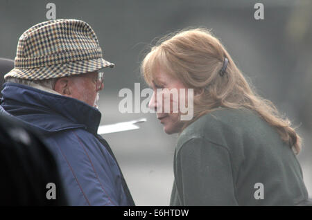 Sir Richard Attenborough wacht über Schauspielerin Shirley MacLaine, während Filiming in Nord-Belfast, Nordirland, 20. April 2006 Stockfoto