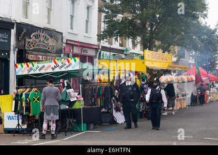 Am frühen Morgen mit Lebensmittel und Souvenirs Ständen bei Golborne Road in Notting Hill Carnival Stockfoto