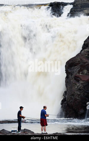 Zwei Männer bei Chute de la Chaudiere Wasserfall in der Nähe von Quebec City Stockfoto