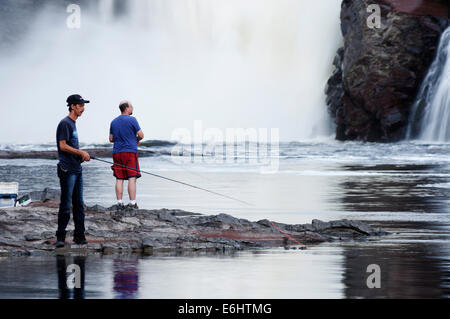 Zwei Männer bei Chute de la Chaudiere Wasserfall in der Nähe von Quebec City Stockfoto