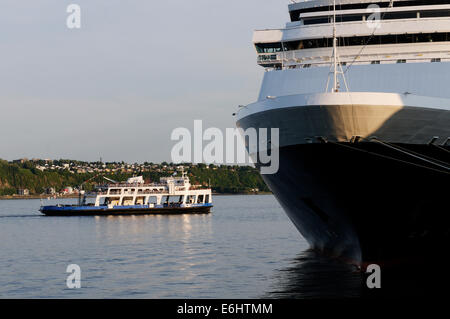 Die Stadt Quebec zu Levis Fähre überquert die St Lawrence, vorbei an einem großen Kreuzfahrtschiff Stockfoto