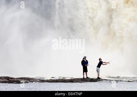 Zwei wilde Fischern, die mit dem Chute De La Chaudiere Wasserfall donnernd hinter ihnen in Quebec Kanada Stockfoto