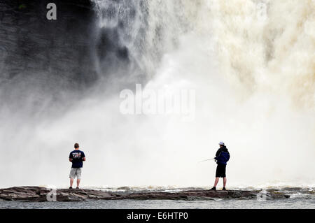 Zwei wilde Fischern, die mit dem Chute De La Chaudiere Wasserfall donnernd hinter ihnen in Quebec Kanada Stockfoto