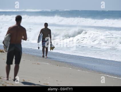 San Clemente, Kalifornien, USA. 23. August 2014. Surfer und Boarder Körper kam in großen Stückzahlen wie Wellen aus tropischer Sturm Lowell brachte große ot Surfen Südkalifornien am Samstag Strände. Tropischer Sturm Lowell im östlichen Pazifik begann einen Hurrikan an Land auf halbem Weg auf der Halbinsel Baja California am Wochenende größer als übliche Surfen Südkalifornien Strände zu bringen. Die größeren Swell veranlasste Surfer, die Strände, beginnend am Donnerstag bis Sonntag wie die Wellen schlagen wurde kleiner. © David Bro/ZUMA Draht/Alamy Live-Nachrichten Stockfoto