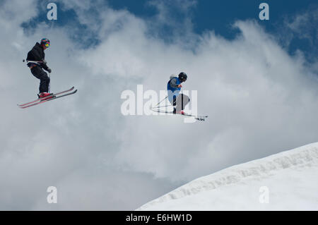 Schnee und Ski Fahrer springen im Schnee Stockfoto