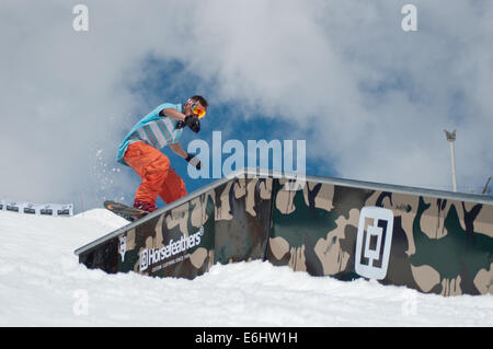 Schnee und Ski Fahrer springen im Schnee Stockfoto