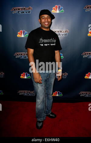 Magier Tomas 'Smoothini' De La Cruz besucht die backstage Post-Show roter Teppich für NBC's "America es Got Talent". Stockfoto