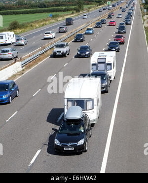 Beschäftigt Feiertag Verkehr auf der Autobahn M5, Süd-West, viele Wohnwagen im langsamen Verkehr. 23. August 2015 Stockfoto