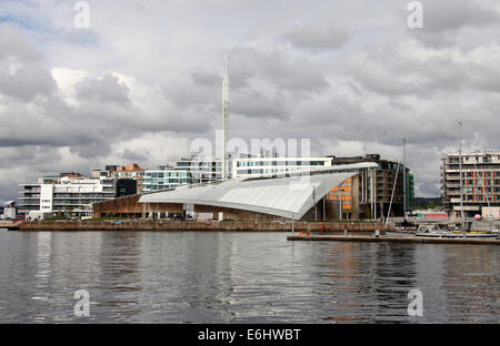 Tjuvholmen Stadterneuerung an der Uferpromenade von Oslo mit dem Astrup Fearnley Museum für Kunst und The Sneak Peak Glasaufzug. Stockfoto