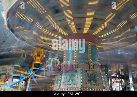 Karussell auf Galaxyland, einer der weltweit größten indoor Freizeitparks, in West Edmonton mall Stockfoto