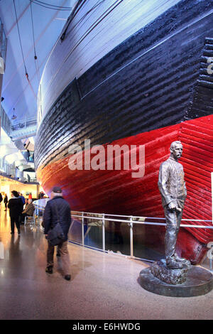 Statue von Roald Amundsen neben seinem Schiff FRAM im Museum in Oslo Stockfoto