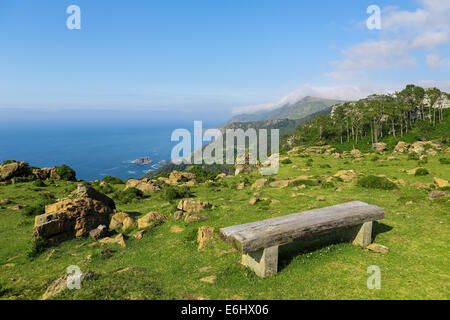 Bank an einem Aussichtspunkt auf die schöne Küstenlandschaft in der Nähe von Cedeira, Galicien, Spanien. Diese Region, die Rias Altas ist bekannt Stockfoto