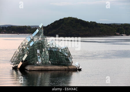 SHE Lügen ist eine dreidimensionale Skulptur im Oslofjord neben dem neuen Opernhaus in Bjorvika schweben Stockfoto