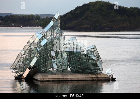 SHE Lügen ist eine dreidimensionale Skulptur im Oslofjord neben dem neuen Opernhaus in Bjorvika schweben Stockfoto