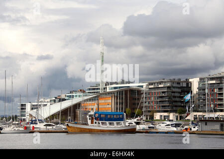 Tjuvholmen Stadterneuerung an der Uferpromenade von Oslo mit dem Astrup Fearnley Museum für Kunst und The Sneak Peak Glasaufzug. Stockfoto