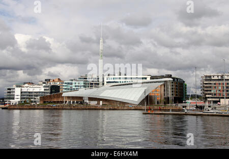 Tjuvholmen Stadterneuerung an der Uferpromenade von Oslo mit dem Astrup Fearnley Museum für Kunst und The Sneak Peak Glasaufzug. Stockfoto