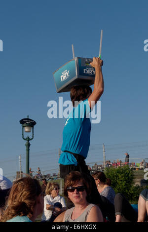 Bierverkäufer tragen eine Kiste Bier auf dem Kopf auf Quebec City Summer Festival, das Festival D'Été de Québec Stockfoto