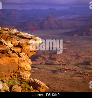 Laurie Brownell at Needles Overlook, Canyonlands National Park, Utah USA Stockfoto