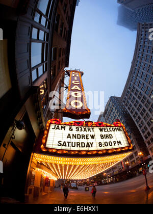 Ein Fischauge, weiten Winkel Blick auf den berühmten Chicago Theater Festzelt und Menschen auf der State Street in der Schleife District of Chicago. Stockfoto