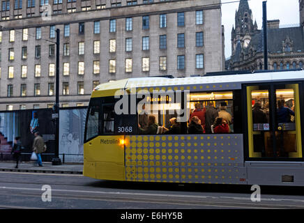 Gelbe Manchester Straßenbahnen in der Abenddämmerung, England, UK Stockfoto