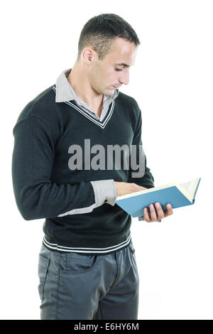 Hübscher sportlicher Mann Buch gekleidet, elegant und ernsthaft studiert Stockfoto