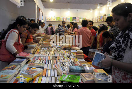 Neu-Delhi, Indien. 24. August 2014. Menschen besuchen die Delhi Buchmesse 2014 am zweiten Tag der Veranstaltung bei Pragati Maidan in Neu-Delhi, Indien, 24. August 2014. © Partha Sarkar/Xinhua/Alamy Live-Nachrichten Stockfoto