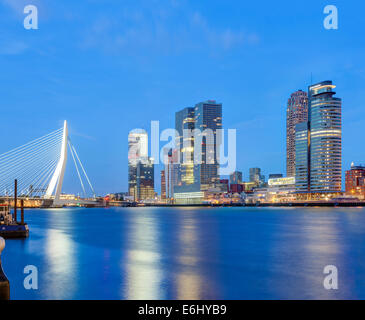 Rotterdam Skyline Stadtbild. Erasmus-Brücke und Wilhelmina Pier Docklands Cruise Terminal moderne Gebäude den Kop van Zuid. Stockfoto