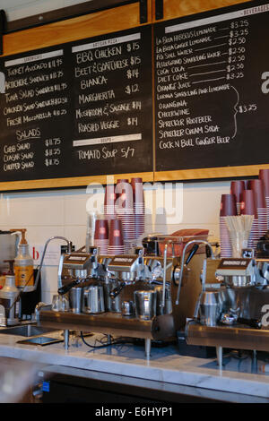 Speisekarte und Kaffee Maschine im modernen, trendigen Café in Hollywood, Kalifornien. Stockfoto