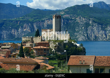 Landschaft Blick von Malcesine mit Scaliger Burg, Gardasee, Lago di Garda, Trentino, Venetien, Venetien, Italien Stockfoto