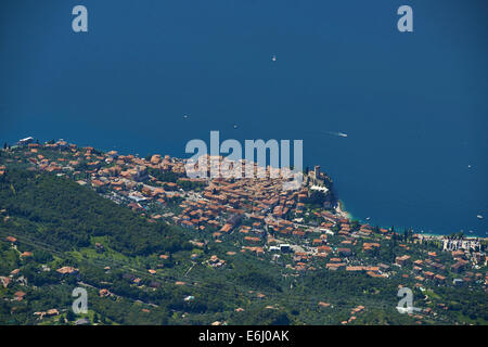 Landschaft-Blick vom Monte Baldo Malcesine mit Scaliger Burg, Gardasee, Lago di Garda, Trentino, Italien Stockfoto