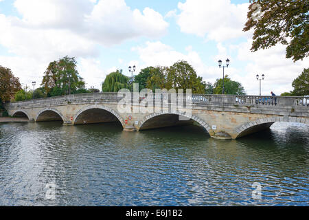 Stadt-Brücke über den Fluss Great Ouse aus der Böschung Bedford Bedfordshire UK Stockfoto