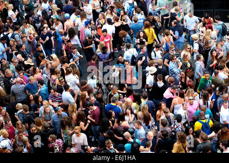 London, UK. 24. August 2014. Notting Hill Carnival 2014. Massen an Karneval von oben Credit: Rachel Megawhat/Alamy Live-Nachrichten Stockfoto