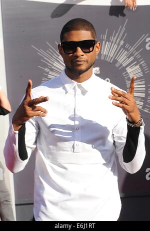 Inglewood, CA. 24. August 2014. Usher Raymond im Ankunftsbereich für MTV Video Music Awards (VMA) 2014, The Forum, Inglewood, CA 24. August 2014 Credit: © Elisabeth Goodenough/Everett Collection/Alamy Live News Stockfoto