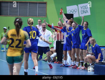 Nanjing, China Jiangsu Provinz. 25. August 2014. Schweden "Spieler einen Punkt während der Frauen Bronze-Medaille Spiel der Handball gegen Brasilien bei Nanjing 2014 Olympischen Jugendspielen in Nanjing, der ostchinesischen Provinz Jiangsu, 25. August 2014 feiern. Schweden gewann das Match. Bildnachweis: Zhao Ge/Xinhua/Alamy Live-Nachrichten Stockfoto