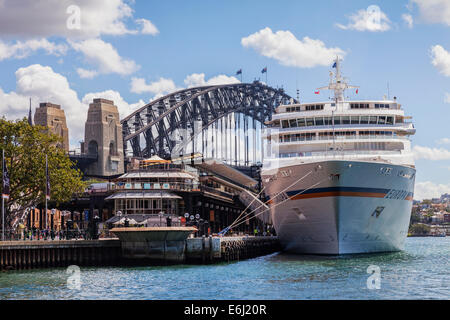Kreuzfahrtschiff Europa, ein Schiff der deutschen Hapag-Lloyd-Gesellschaft vertäut am Circular Quay, Sydney. Stockfoto