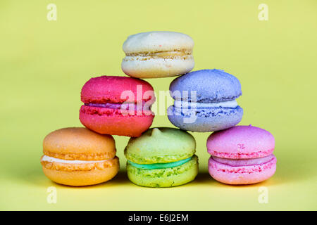 Köstliche Gruppe von frischen und süßen Macarons isoliert Stockfoto