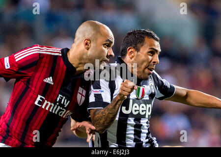 Alex (Mailand), Carlos Tevez (Juventus), 23. August 2014 - Fußball / Fußball: TIM Trophy match zwischen Juventus 0-1 AC Mailand bei Mapei Stadion-Citta' del Tricolore in Reggio Emilia, Italien. (Foto von Maurizio Borsari/AFLO) Stockfoto