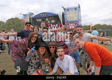 London, UK. 24. August 2014.  24.08.2014 Bilder zeigen Festivalbesucher tagsüber zwei der South West Four - SW4 - Musik-Festival, statt auf Clapham Common, London, UK-Credit: Robert Fisher/Alamy Live News Stockfoto