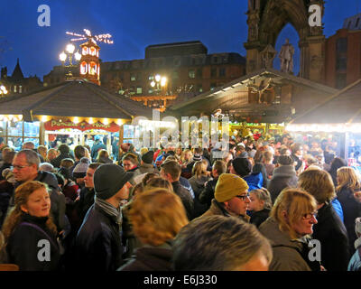 Besucher & Shopper genießen Manchester deutsche Weihnachtsmärkte in Albert Square, Dezember in der Abenddämmerung Stockfoto